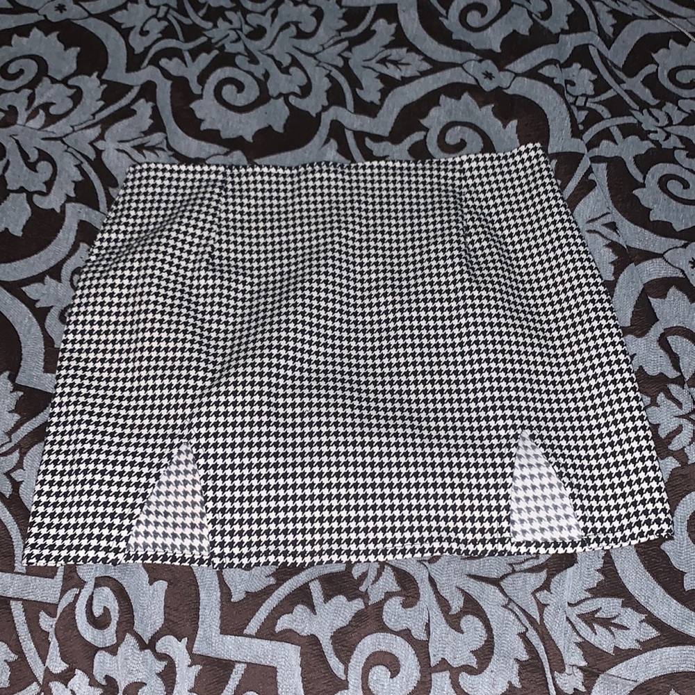 Black and white skirt double slit